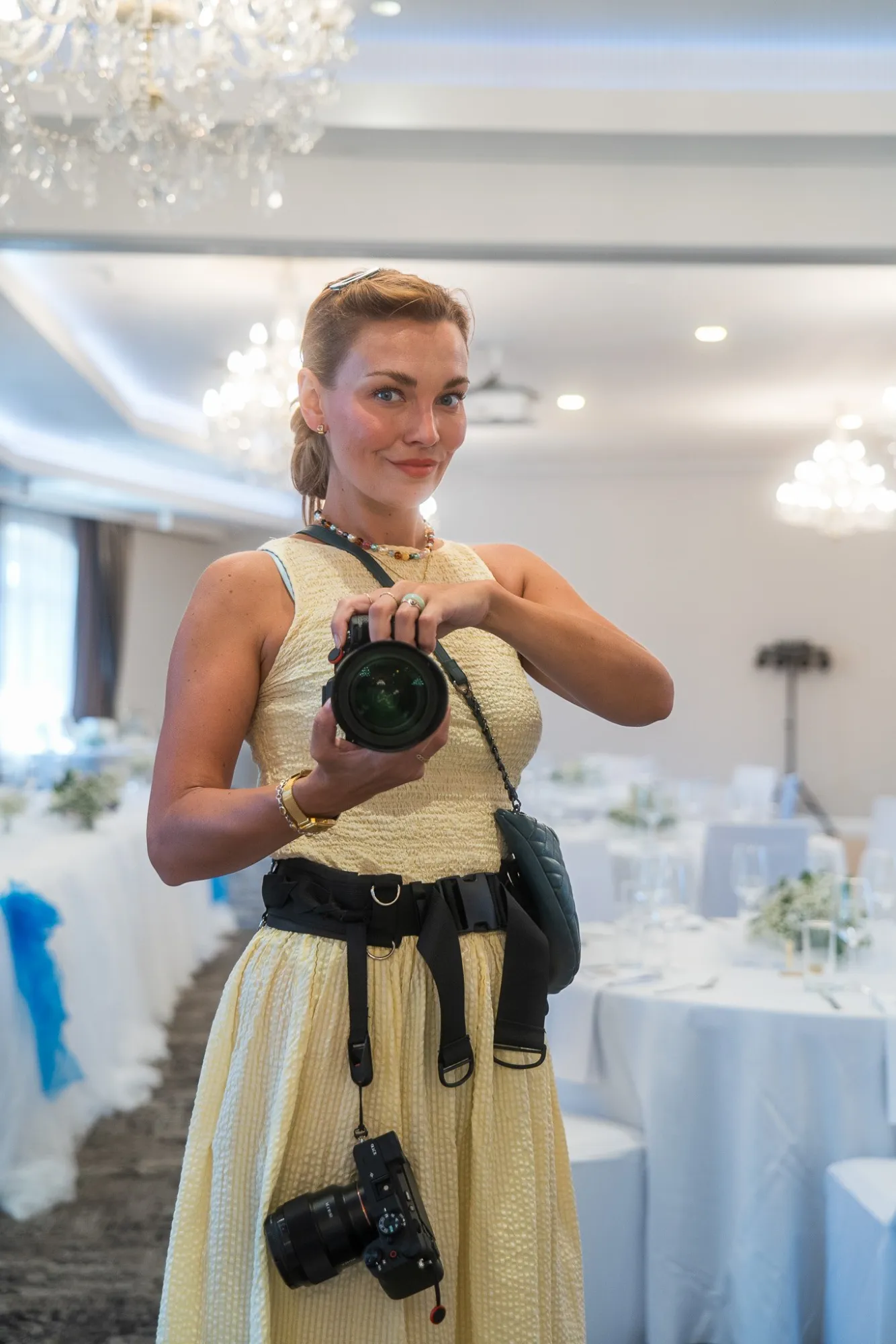 Karolína Kutnarová s fotoaparátem na svatbě